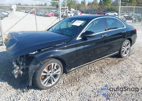 2016 Mercedes-Benz C 300 z USA, uszkodzony, nr VIN 55SWF4JB5GU131936